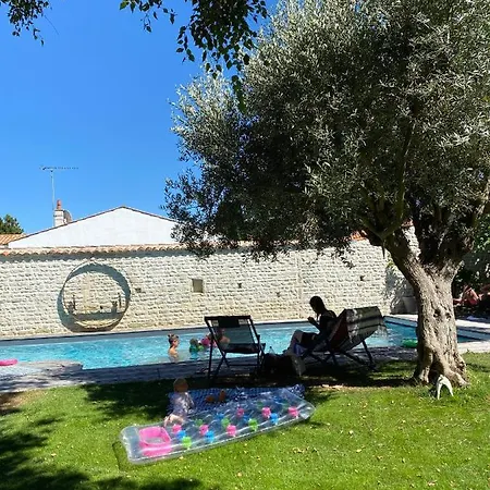 Alojamento de Acomodação e Pequeno-almoço Un Banc Au Soleil 4*