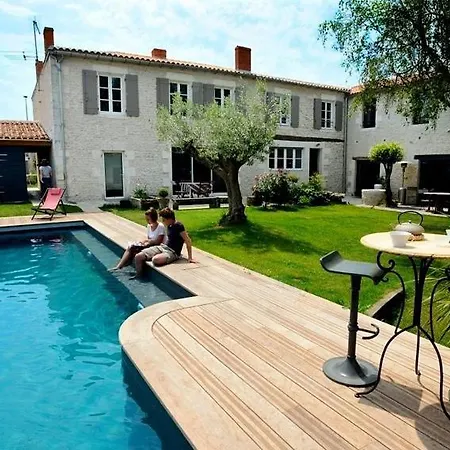 Alojamento de Acomodação e Pequeno-almoço Un Banc Au Soleil 4*